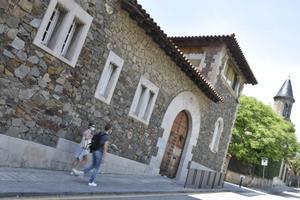 Fachada de la escuela concertada Canigó, en Barcelona.