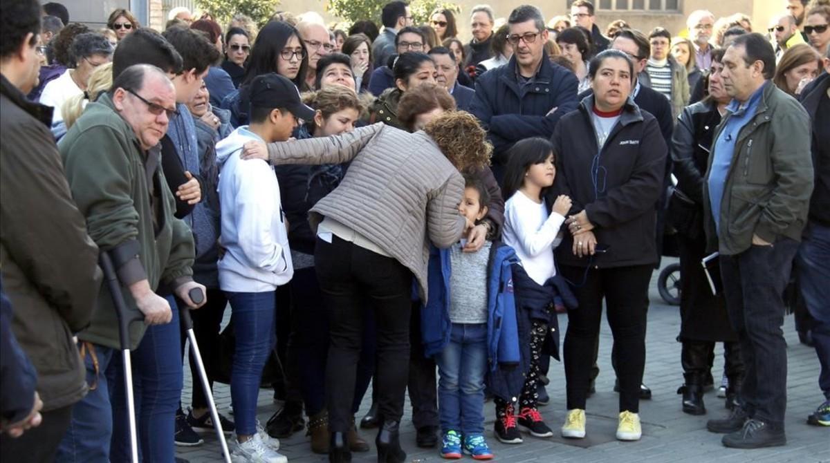 La alcaldesa de Santa Perpètua de Mogoda, Isabel García, consuela a los hijos Leydi, madre de cinco niños, acuchillada el pasado febrero.