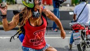 Caterina Ciarcelluti se ha convertido en la ’Wonder Woman’ de las protestas de Venezuela.