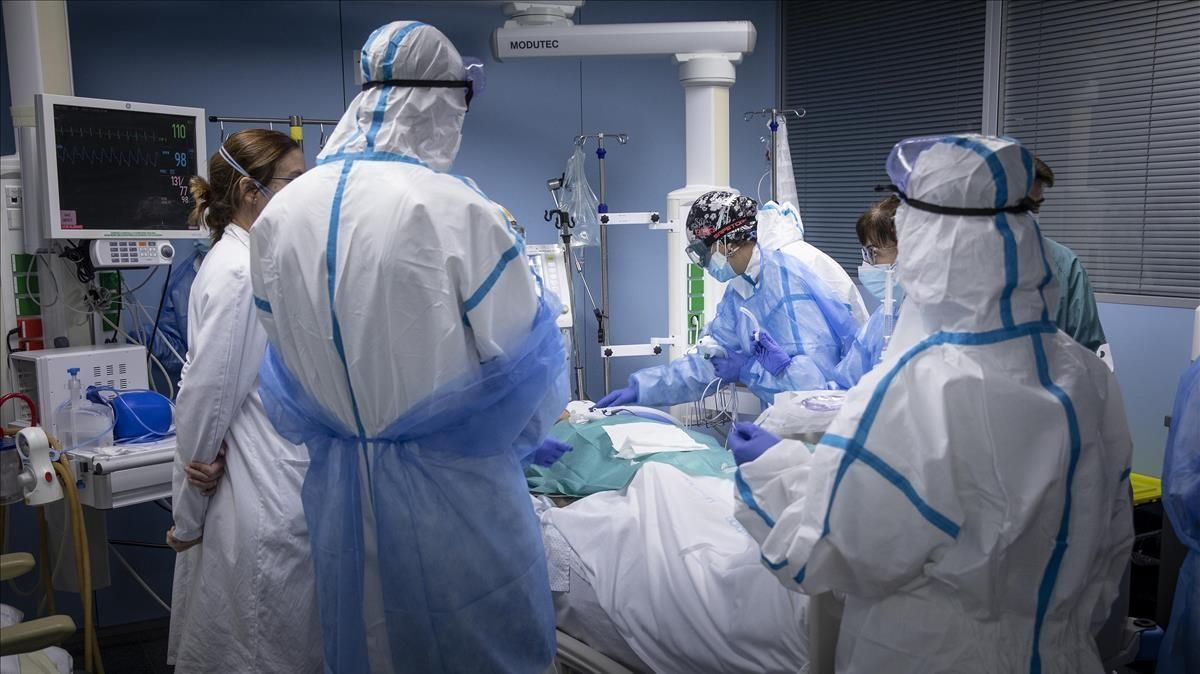 Sanitarios atienden a un paciente en la uci del Hospital de Sant Pau de Barcelona. Sanitarios atienden a un paciente en la uci del Hospital de Sant Pau de Barcelona.