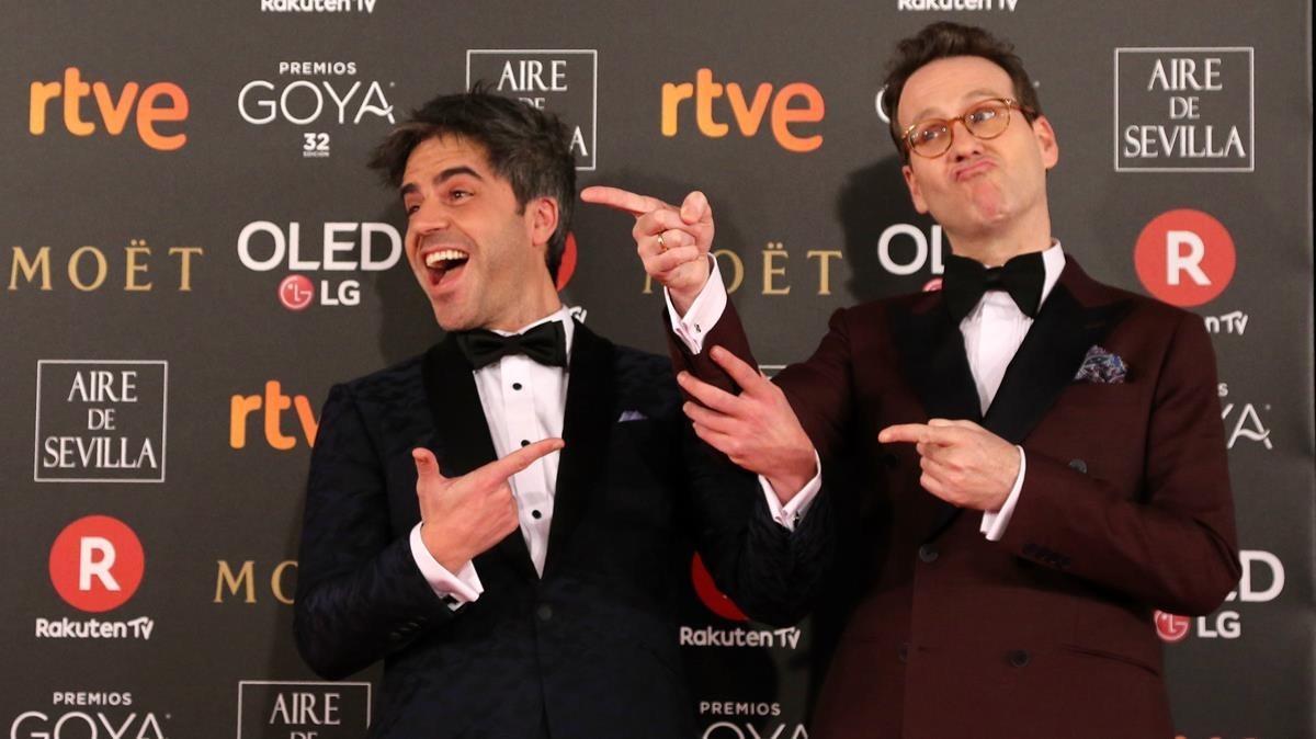 Ernesto Sevilla y Joaquín Reyes, presentadores de la gala, en la alfombra roja de los Goya