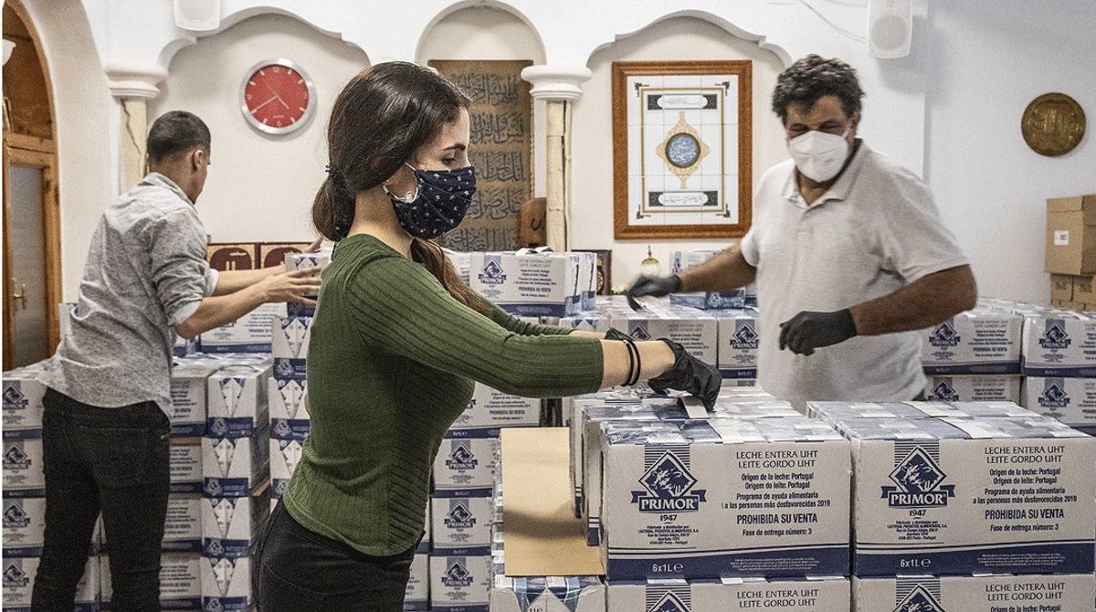 Voluntarios de una mezquita de València revisan una carga de alimentos que posteriormente se repartirán entre familias desfavorecidas durante el Ramadán, el pasado 4 de mayo. Voluntarios de una mezquita de València revisan una carga de alimentos que posteriormente se repartirán entre familias desfavorecidas durante el Ramadán, el pasado 4 de mayo.