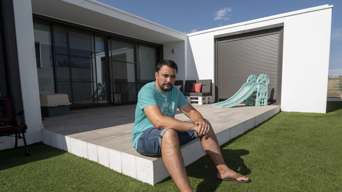Damián Núñez, vecino de Botarell (Baix Camp), en su casa dónde tenía que instalar placas solares