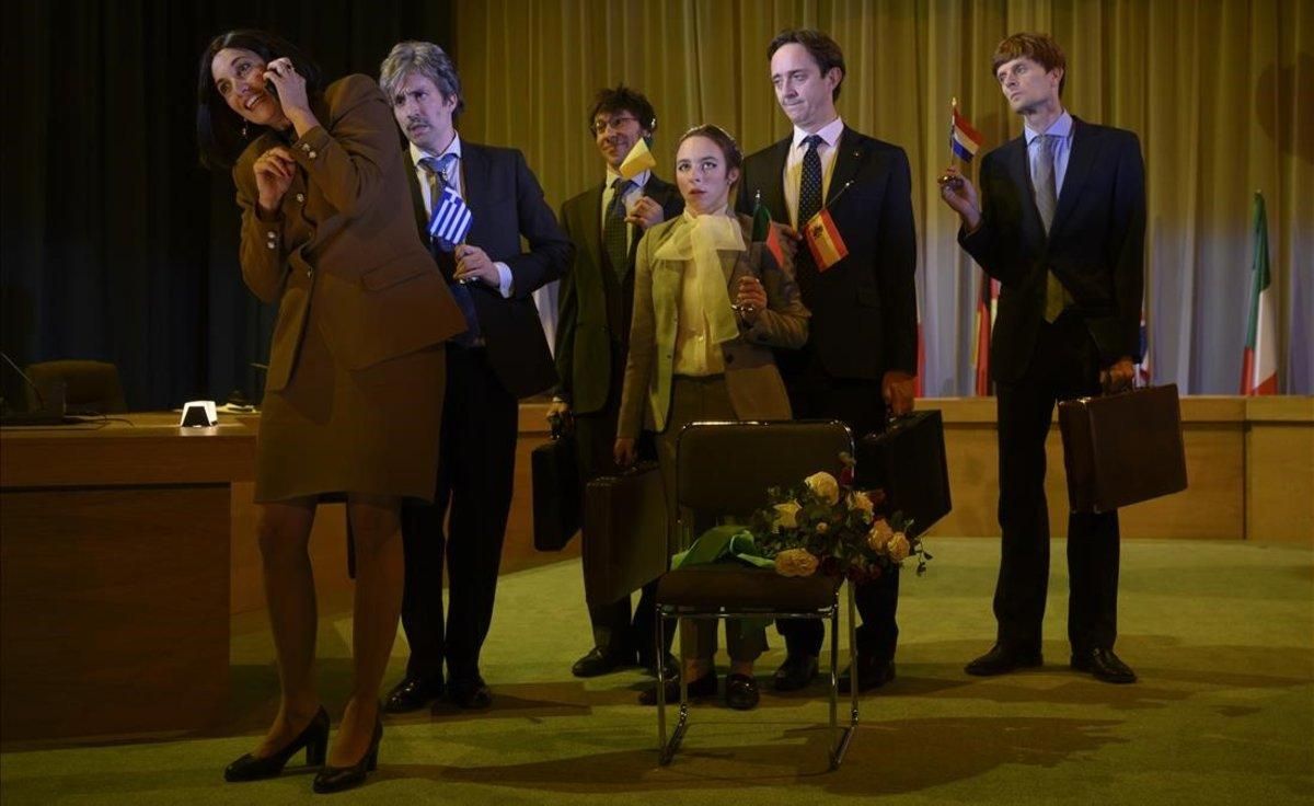 Los funcionarios de la UE, en una escena de ‘Europa bull’. Los funcionarios de la UE, en una escena de ‘Europa bull’.