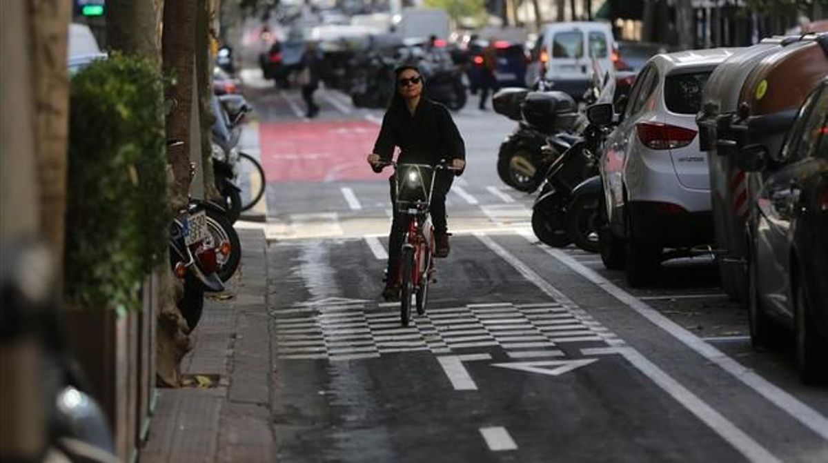 Nuevo carril bici en la calle Londres. Nuevo carril bici en la calle Londres.