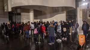 Ambiente ante el Macba, en Nochebuena, 30 minutos antes de ser desalojados de la calle por el toque de queda.