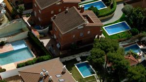 Vista aérea de casas con piscina en Castelldefels.