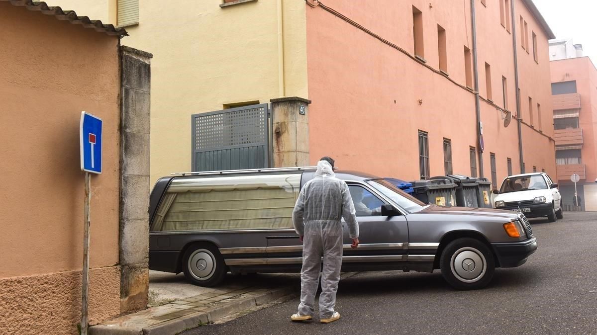 Traslado de un fallecido en la residencia Sant Hospital de Tremp, el uno de diciembre. Traslado de un fallecido en la residencia Sant Hospital de Tremp, el uno de diciembre.