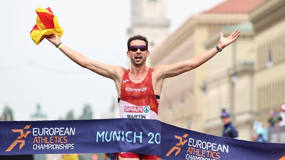 Álvaro Martín cruza primero la línea de meta de la carrera de 20 kilómetros marcha del Campeonato Europeo de Atletismo, este sábado 20 de agosto de 2020 en Múnich. 