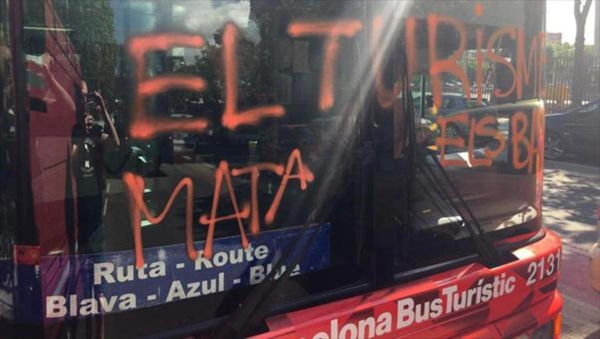 Estado en el que quedó un bus turístico tras el asalto del jueves pasado.