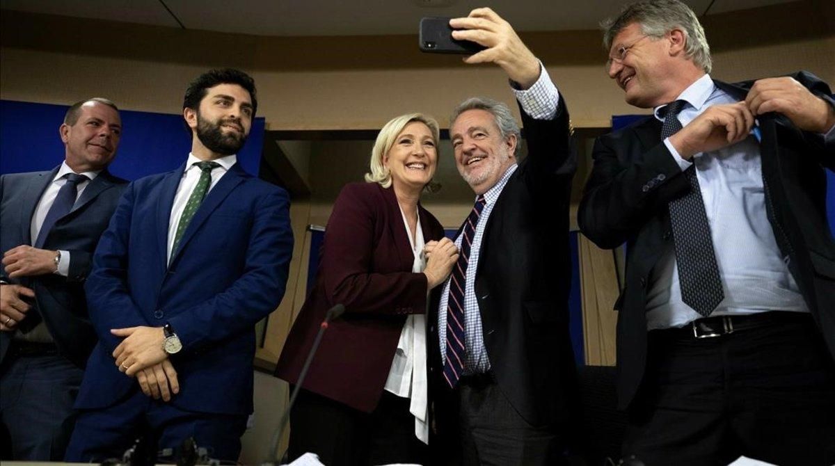 La francesa Marine Le Pen y el belga Gerolf Annemans se hacen un ’selfie’ en presencia de otros dirigentes ultras. La francesa Marine Le Pen y el belga Gerolf Annemans se hacen un ’selfie’ en presencia de otros dirigentes ultras.