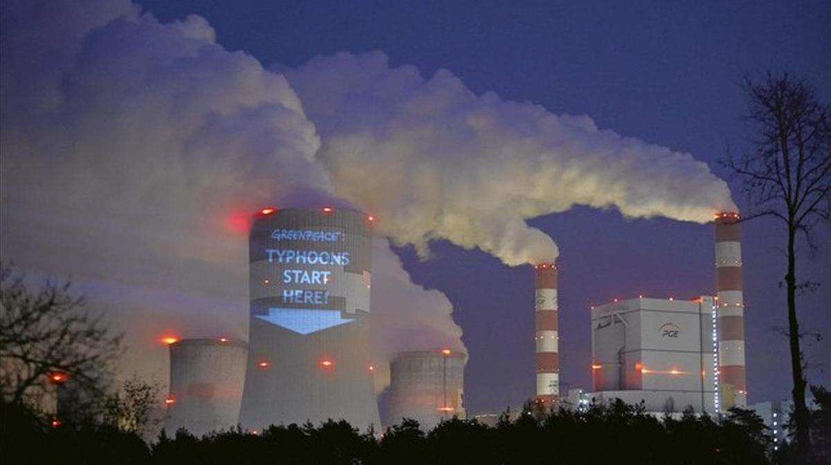 Proyección de Greenpeace sobre la central térmica de Belchatow.