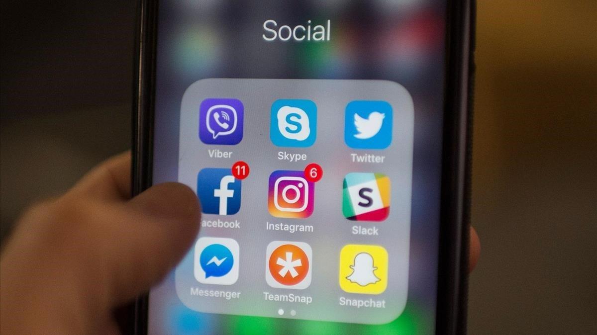 Un usuario muestra diversas apps de redes sociales, entre las que se hallan Facebook y Twitter.