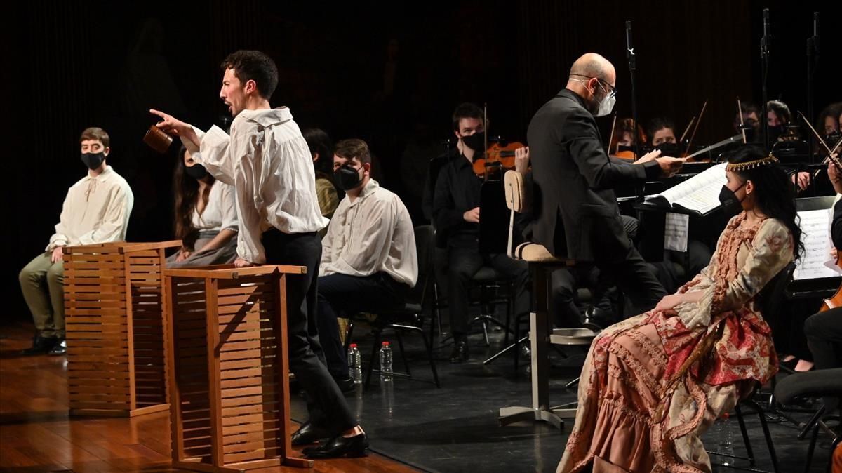 El barítono Enrique Padilla en su aplaudido rol de la ópera ’I due gobbi’, el viernes en el Liceu. El barítono Enrique Padilla en su aplaudido rol de la ópera ’I due gobbi’, el viernes en el Liceu.