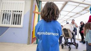 Protesta por la presencia de barracones en una escuela de Barcelona, en el 2017. 