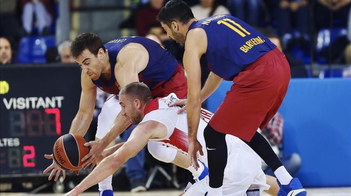 Claver y Navarro disputan el balón a Lojeski, del Olympiacos. Claver y Navarro disputan el balón a Lojeski, del Olympiacos.