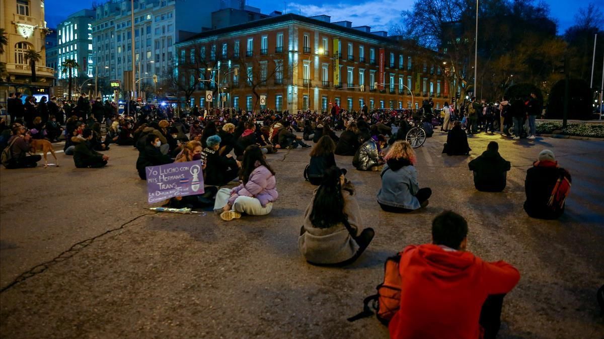 Varias mujeres participan en una concentración feminista con motivo del Día Internacional de la Mujer en la Plaza de Neptuno, en Madrid. Varias mujeres participan en una concentración feminista con motivo del Día Internacional de la Mujer en la Plaza de Neptuno, en Madrid.