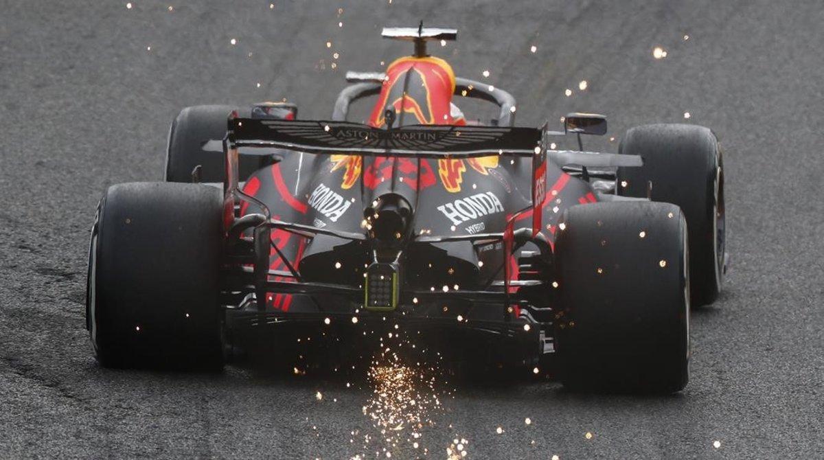 El Red Bull-Honda de Max Verstappen saca chispas en Spa.