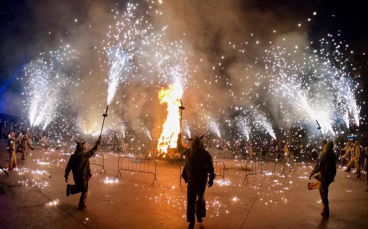 Sant Joan en Esplugues: 50 años de la llegada de la Flama del Canigó Sant Joan en Esplugues: 50 años de la llegada de la Flama del Canigó