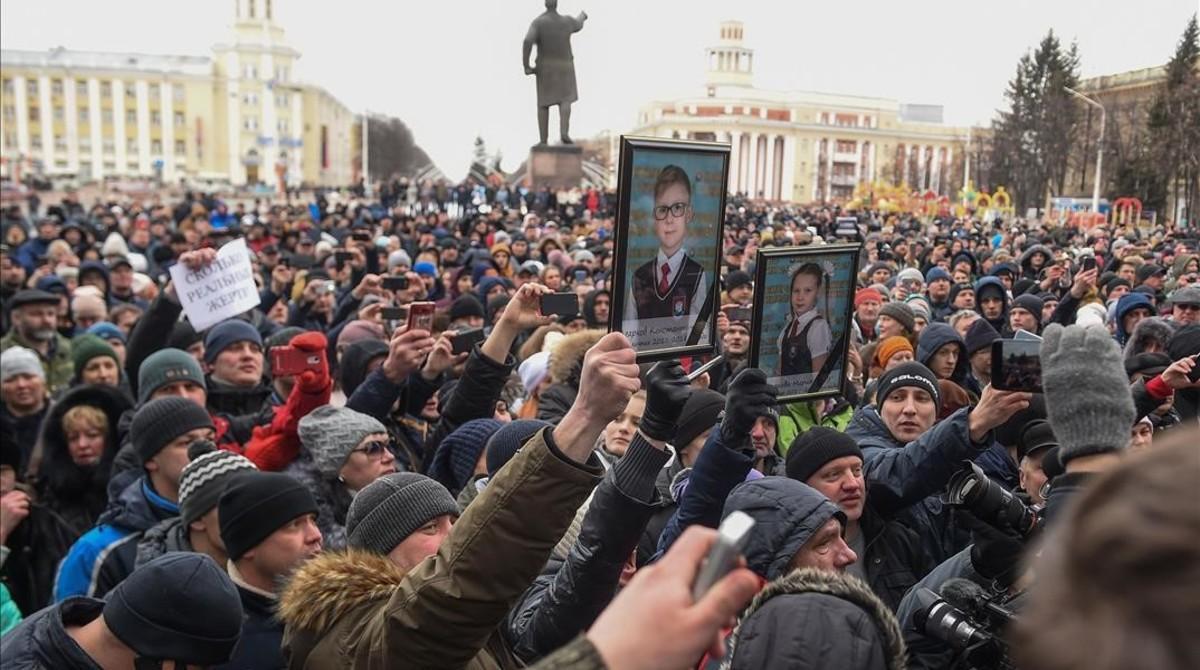 Manifestación con fotos de los niños fallecidos en la ciudad de Kémerovo donde se encuentra el centro comercial que se incendió. 