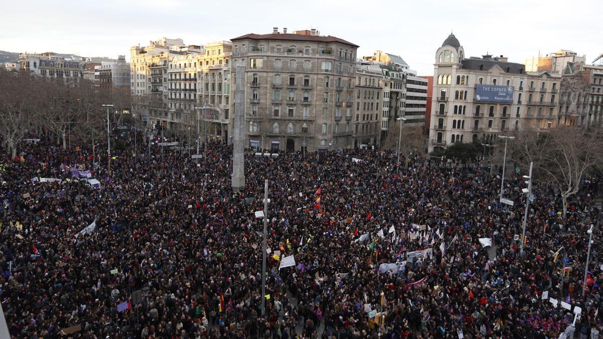 Vista aérea de la manifestación feminista en Barcelona.