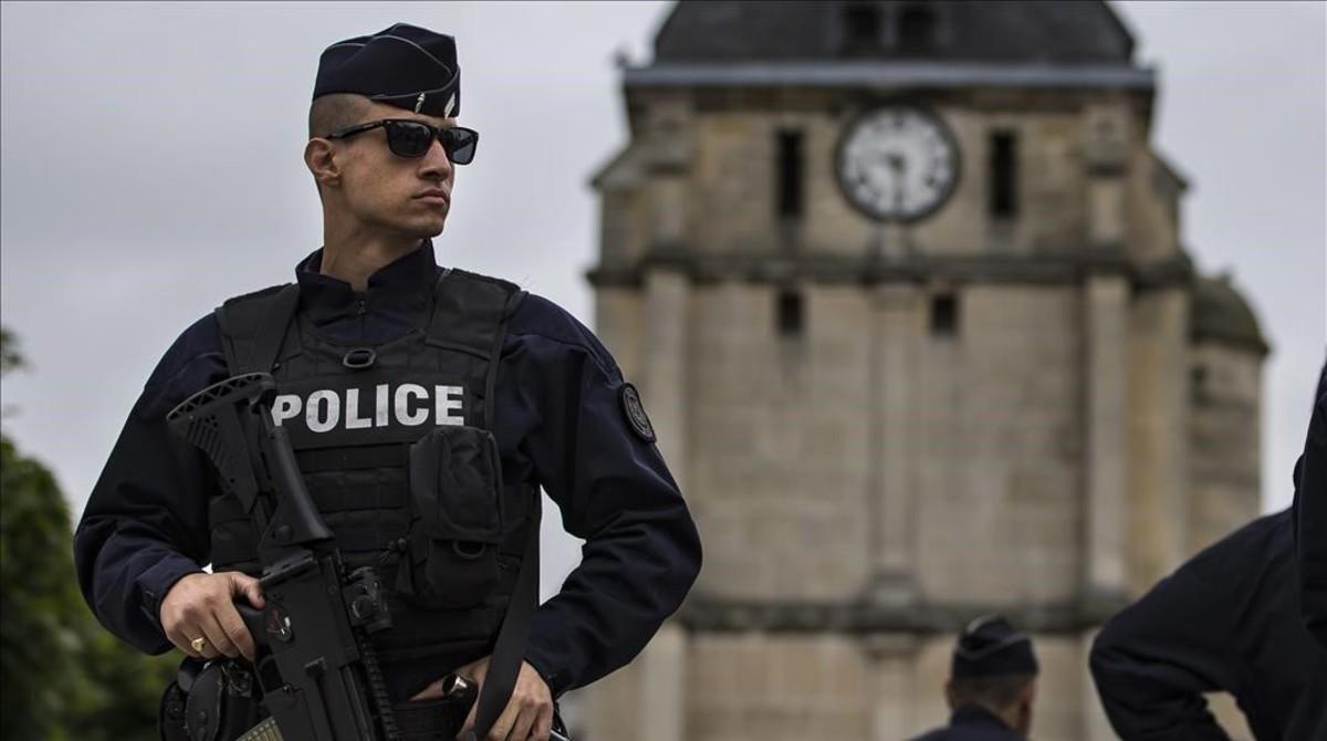 Un policía vigila los alrededores de la iglesia de Saint-Etienne-du-Rouvray (Normandía), un día después del atentado yihadista que se atribuyó el Estado Islámico, el 27 de julio.