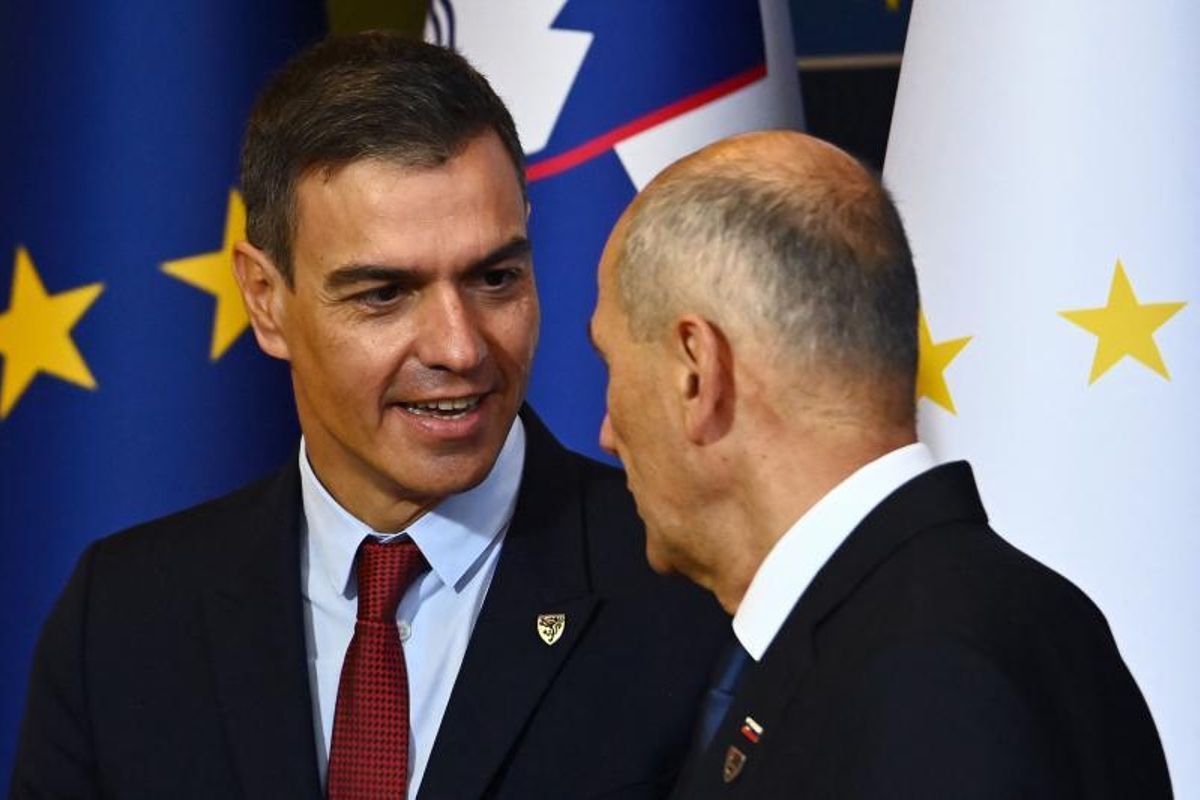 El presidente del Gobierno, Pedro Sánchez, es recibido por el primer ministro esloveno, Janez Jansa, para la cumbre UE-Balcanes Occidentales en el Brdo Congress Centre, cerca de Liubliana, este 6 de octubre de 2021. El presidente del Gobierno, Pedro Sánchez, es recibido por el primer ministro esloveno, Janez Jansa, para la cumbre UE-Balcanes Occidentales en el Brdo Congress Centre, cerca de Liubliana, este 6 de octubre de 2021.