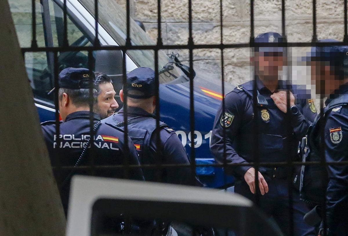 El bailaor Rafael Amargo (i) , a su llegada a los juzgados de Alicante donde declara tras ser detenido acusado, presuntamente, de traficar con drogas. EFE / Manuel Lorenzo El bailaor Rafael Amargo (i) , a su llegada a los juzgados de Alicante donde declara tras ser detenido acusado, presuntamente, de traficar con drogas. EFE / Manuel Lorenzo