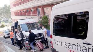 Estudiantes afectados por el macrobrote en Mallorca durante su traslado al hotel puente.