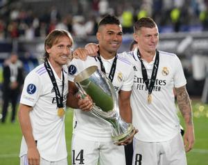 Modric, Casemiro y Kroos, con la Supercopa de Europa.