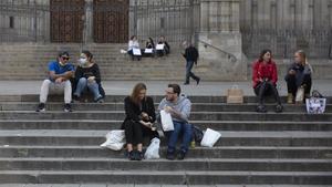 Gente comiendo en las escaleras de la calle de la Catedral de Barcelona, el 12 de noviembre.