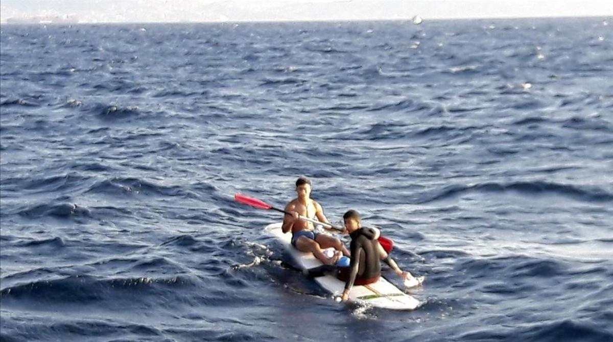 Dos inmigrantes interceptados en Tarifa cuando viajaban con una tabla de windsurf sin vela.