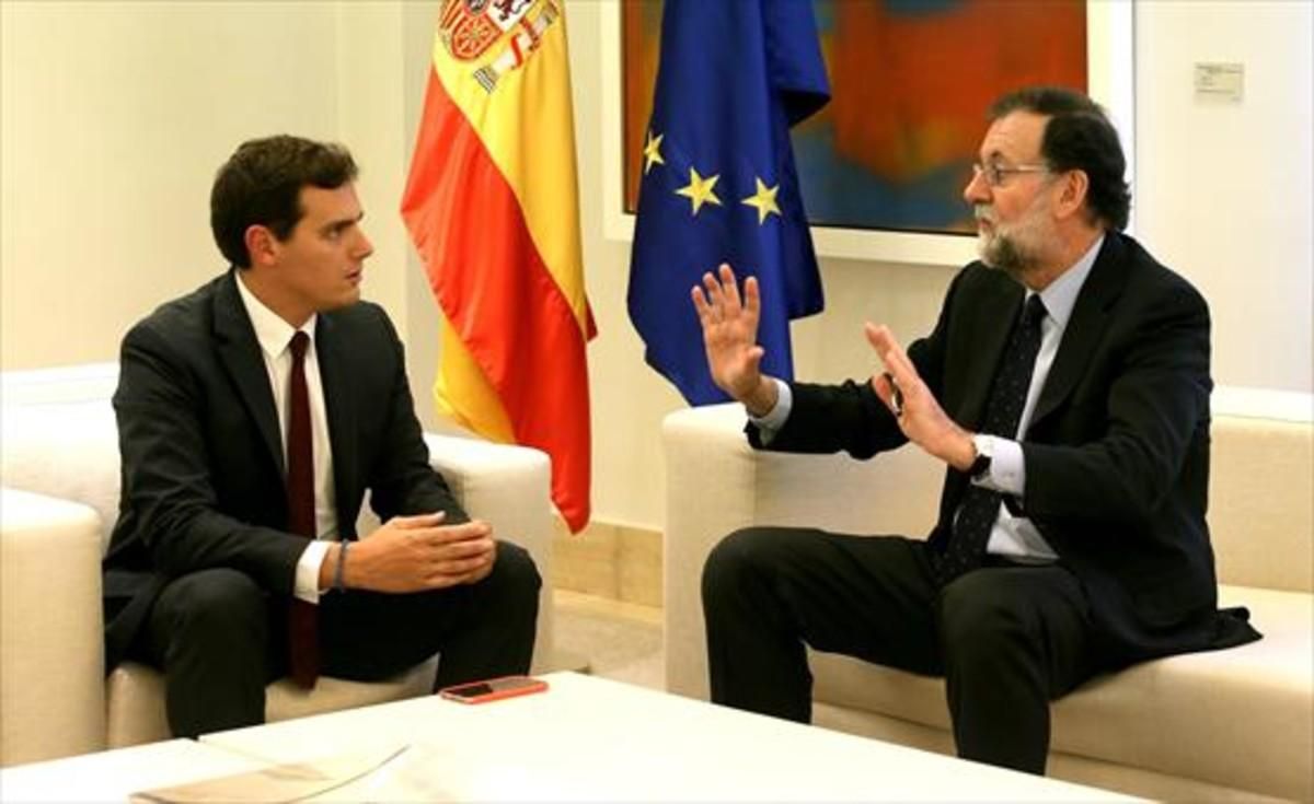 El líder de Ciudadanos, Albert Rivera, con el presidente del Gobierno, Mariano Rajoy. El líder de Ciudadanos, Albert Rivera, con el presidente del Gobierno, Mariano Rajoy.