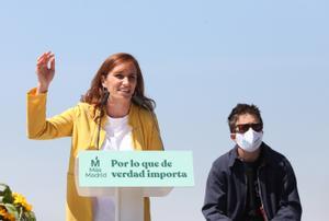 La candidata de Más Madrid, Mónica García, junto al líder del partido, Íñigo Errejón