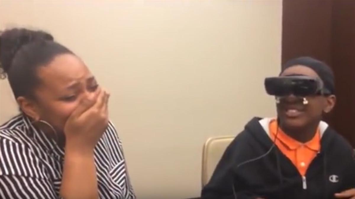 Un niño ciego ve por primera su madre gracias a unas gafas