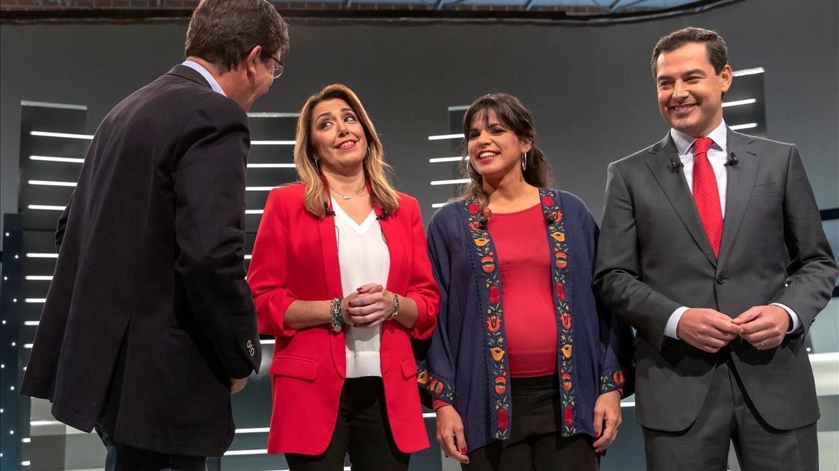 El candidato de Cs Juan Marín (de espaldas), junto a la socialista Susana Díaz, Teresa Rodríguez (Adelante Andalucía) y el aspirante popular Juan Manuel Moreno, en el debate electoral de TVE.