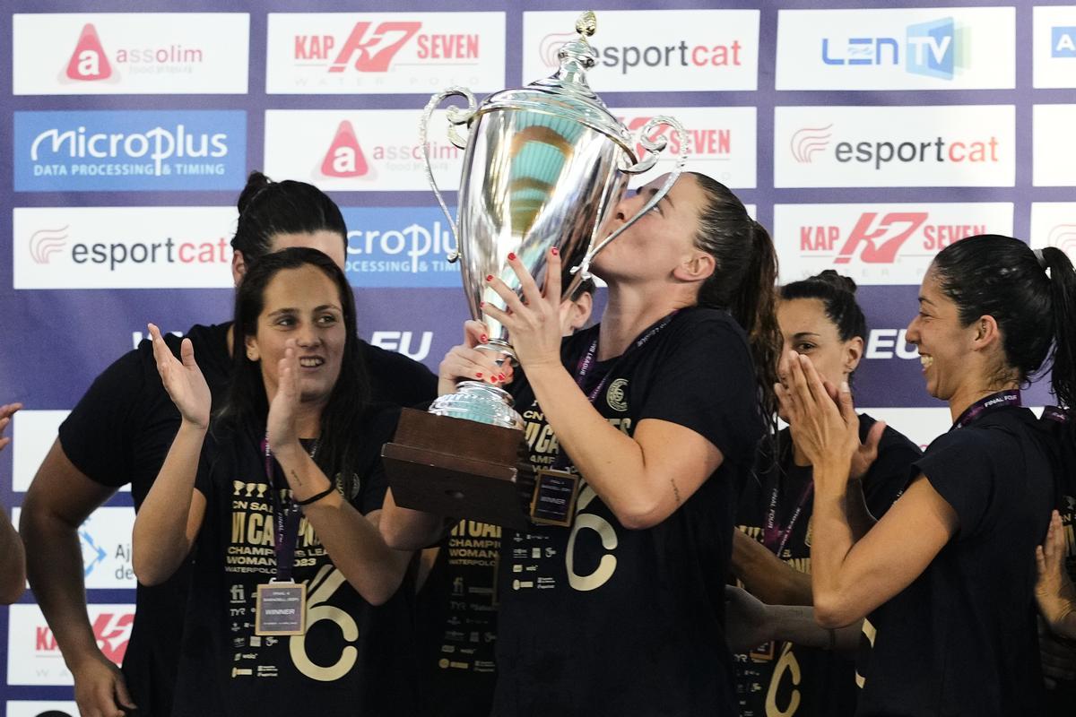 Maica García levanta el trofeo de campeonas de Europa del CN Sabadell