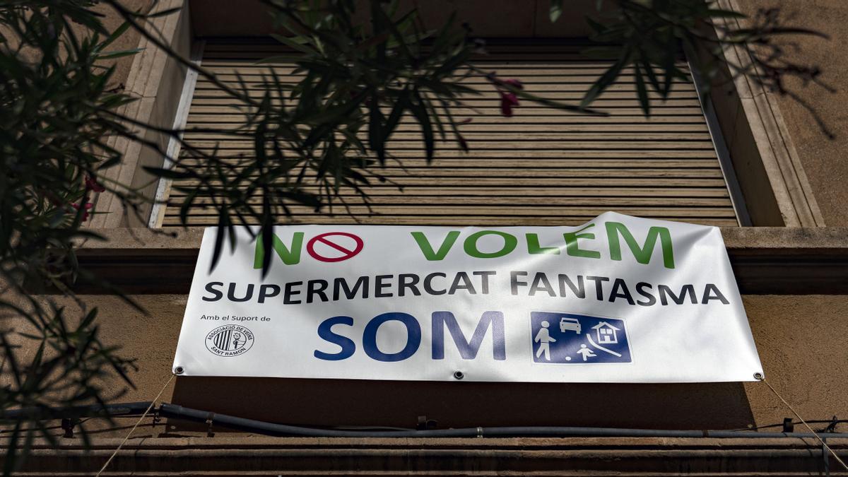 Pancarta contra el ’supermercado fantasma’ en el barrio de La Maternitat i Sant Ramon, en Les Corts. Pancarta contra el ’supermercado fantasma’ en el barrio de La Maternitat i Sant Ramon, en Les Corts.