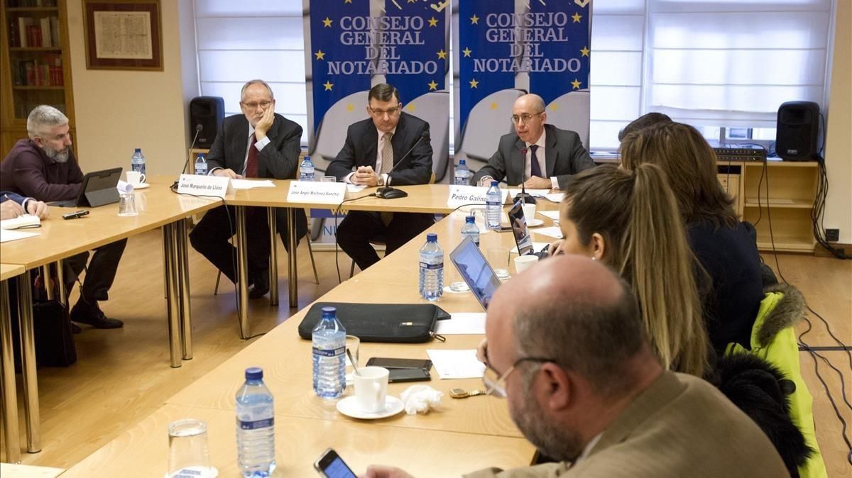 El presidente de la Unión Internacional del Notariado, José Marqueño, el presidente del Consejo General del Notariado, José Ángel Martínez y el director del Órgano Centralizado de Prevención del Blanqueo de Capitales del Notariado, Pedro Galindo, durante la presentanción de la base de datos de cargos públicos. El presidente de la Unión Internacional del Notariado, José Marqueño, el presidente del Consejo General del Notariado, José Ángel Martínez y el director del Órgano Centralizado de Prevención del Blanqueo de Capitales del Notariado, Pedro Galindo, durante la presentanción de la base de datos de cargos públicos.