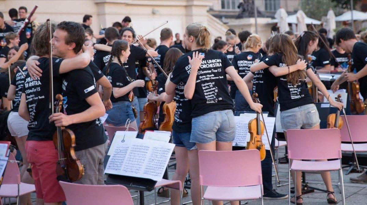 Integrantes de la Joven Orquesta de la Union Europea (EUYO), al final de un ensayo durante la gira de verano del 2015  