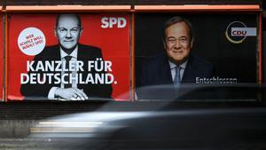 Carteles de los principales candidatos, el socialdemócrata Olaf Scholz y el conservador Armin Laschet, en Berlín.
