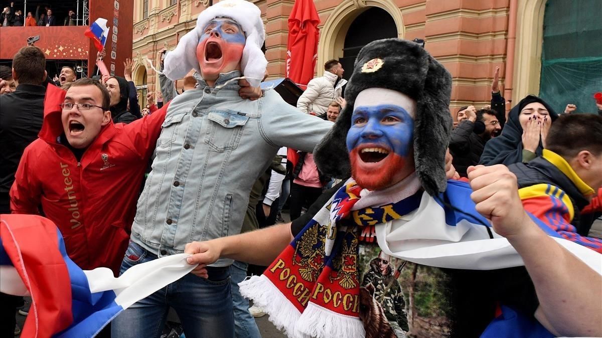 Los seguidores rusos celebran la victoria inesperada ante España. Los seguidores rusos celebran la victoria inesperada ante España.