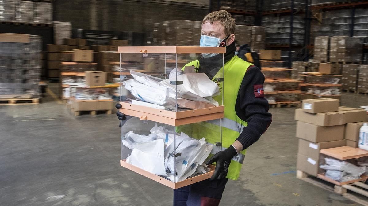 Urnas y material de protección preparados en los talleres municipales del Ayuntamiento de Barcelona para la jornada electoral del 14-F. Urnas y material de protección preparados en los talleres municipales del Ayuntamiento de Barcelona para la jornada electoral del 14-F.
