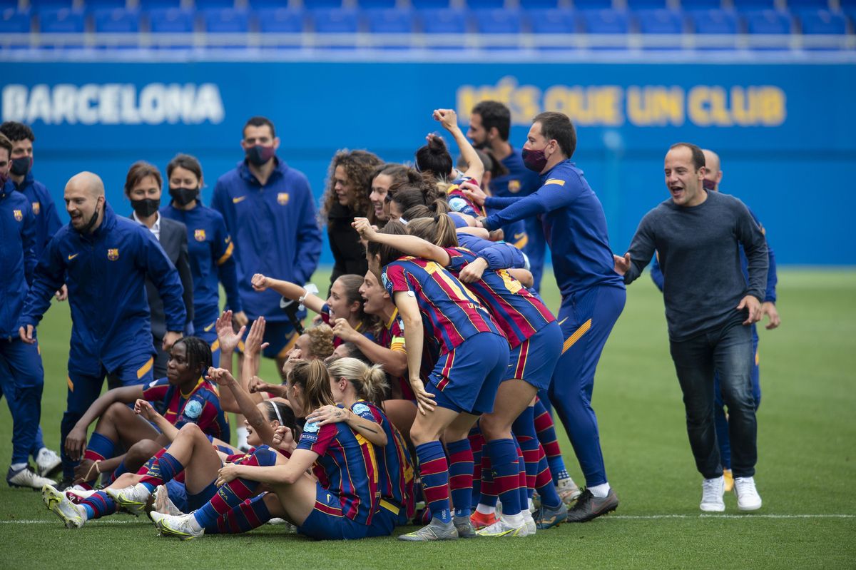 Lluís Cortés acude a hacerse la foto con sus jugadoras y staff tras pasar a la final de la Champions. Lluís Cortés acude a hacerse la foto con sus jugadoras y staff tras pasar a la final de la Champions.