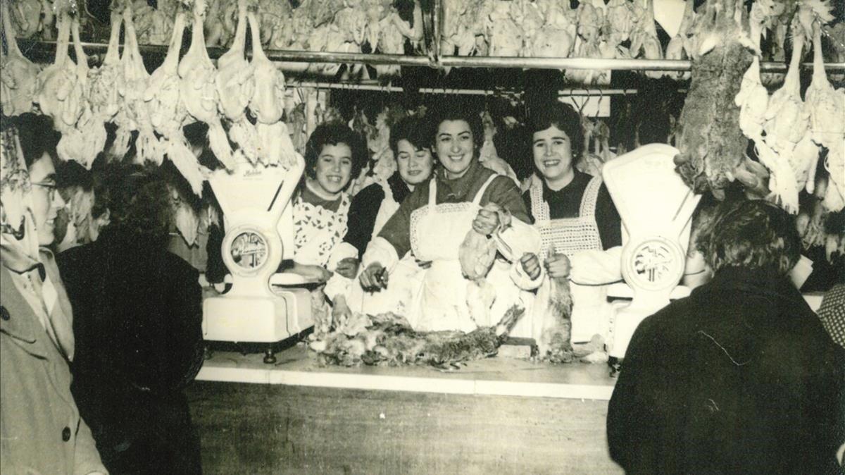 La familia Vera Martínez, en su parada del mercado de Sant Andreu, en 1956.