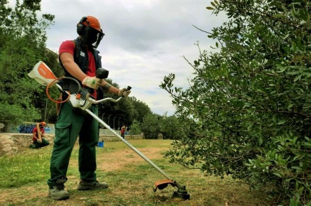 Uno de los jóvenes contratados realizando tareas de limpieza. Uno de los jóvenes contratados realizando tareas de limpieza.