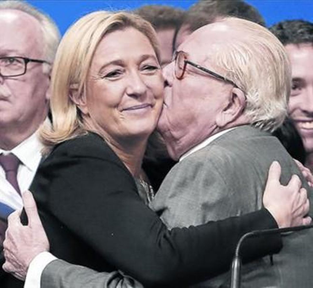 Cercanía 8 Marie Le Pen besa a su padre, Jean Marie. Cercanía 8 Marie Le Pen besa a su padre, Jean Marie.