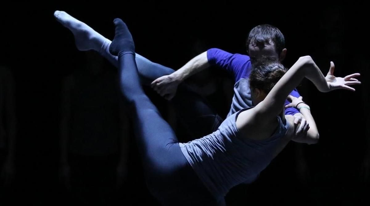 Dos bailarines de la Dresden Frankfurt Dance Company en una escena de ’Metamorphers’. Dos bailarines de la Dresden Frankfurt Dance Company en una escena de ’Metamorphers’.