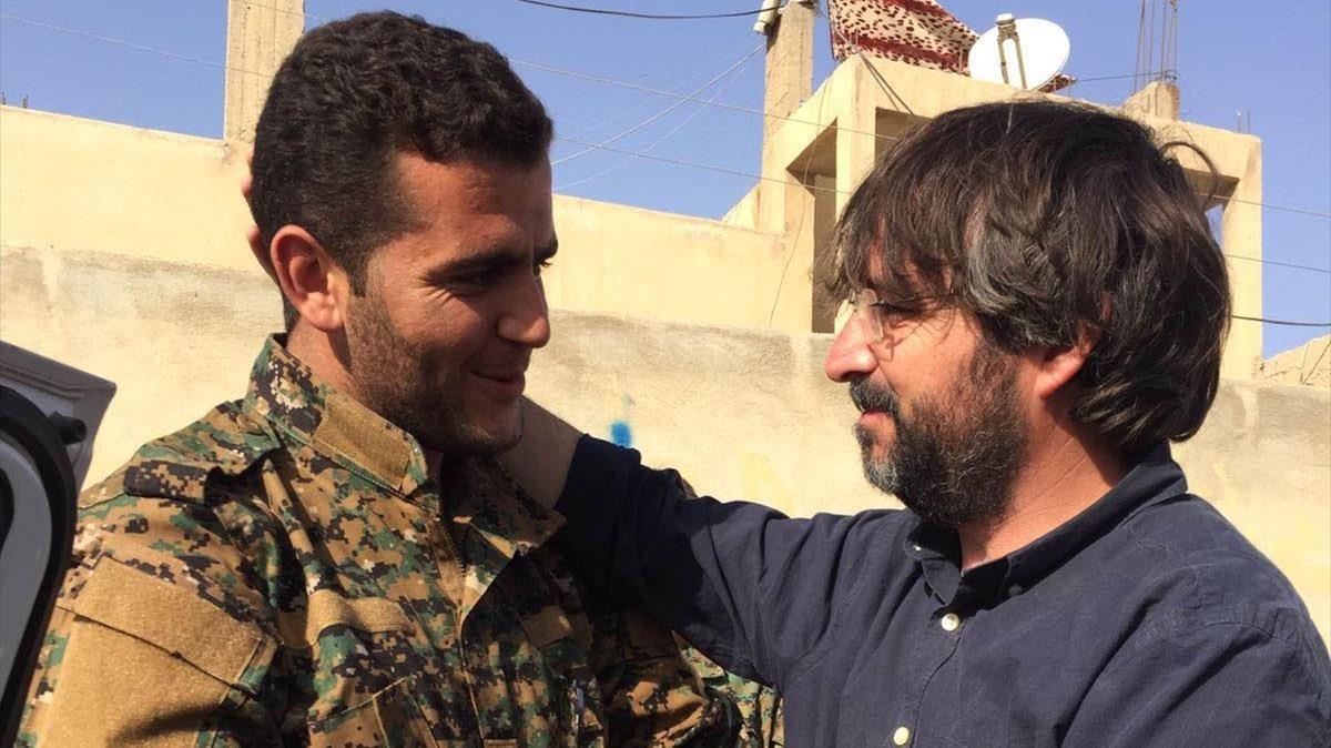 Jordi Évole, junto a Xebat, un combatiente kurdo, en Raqqa.