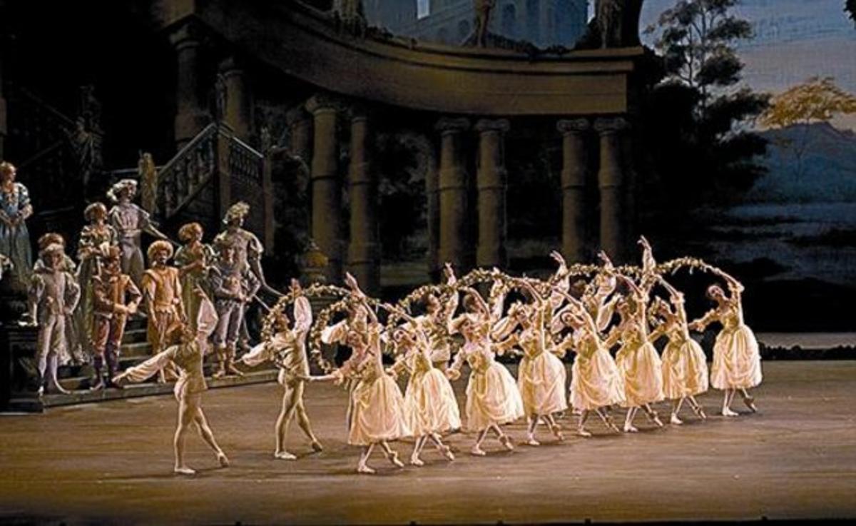 Escena coral del fastuoso montaje ’La bella durmiente’ del Royal Ballet.